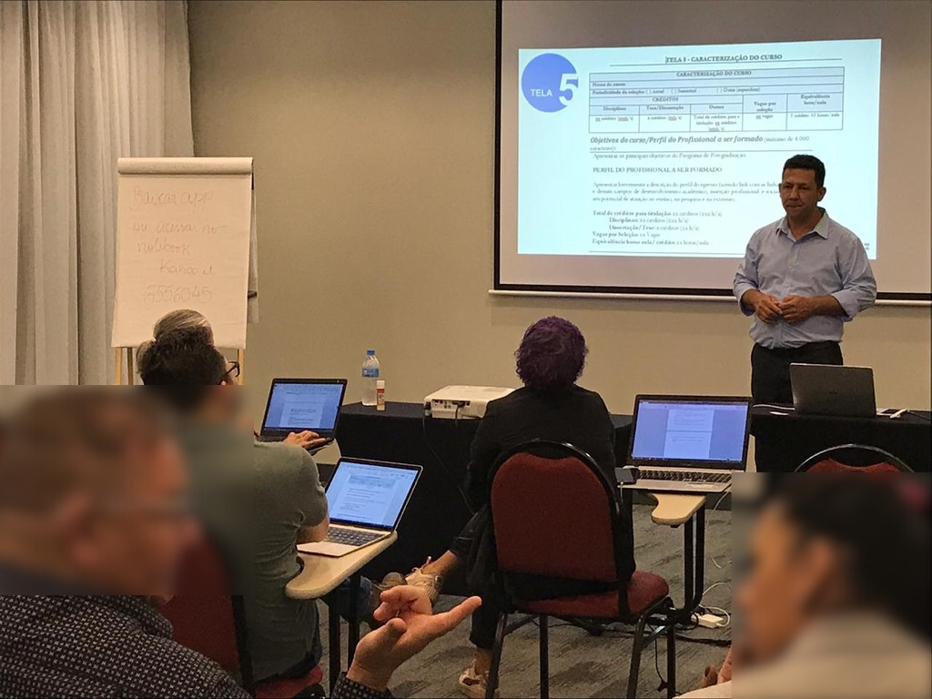 Grupo de professores assistindo a uma palestra ministrada por Clemilson Marques, da Janus Educare